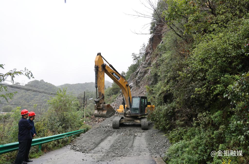 20251012-严平深入金堆矿区指导防汛工作强调：筑牢安全堤坝 守护民生温度 (1)(1).jpg