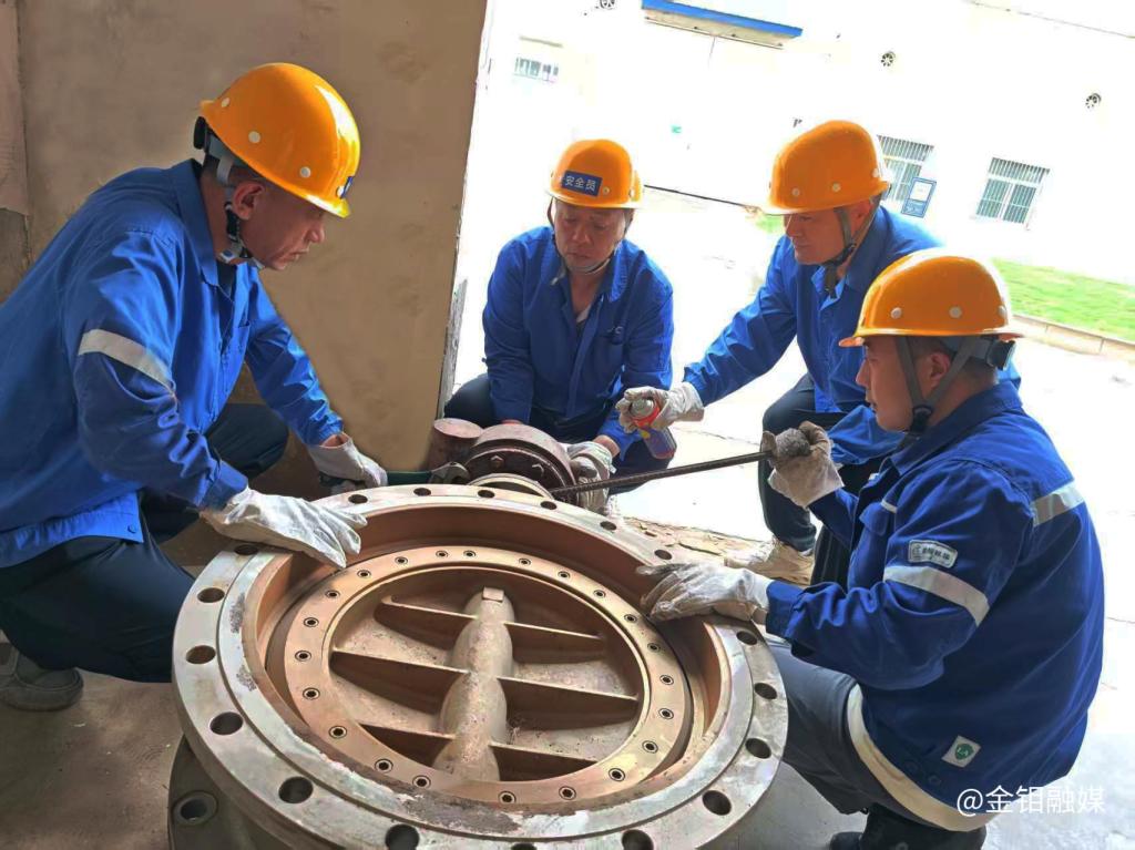20250522-金钼股份化学分公司生产一区检修班组，处理阀门故障 (1).jpg