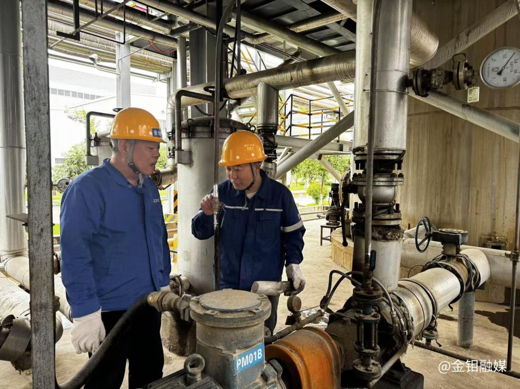 20250522-金钼股份化学分公司生产一区检修班组，处理阀门故障 (3).jpg