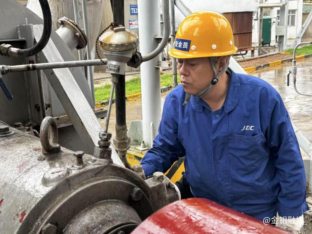 20250522-金钼股份化学分公司生产一区检修班组，处理阀门故障 (2).jpg