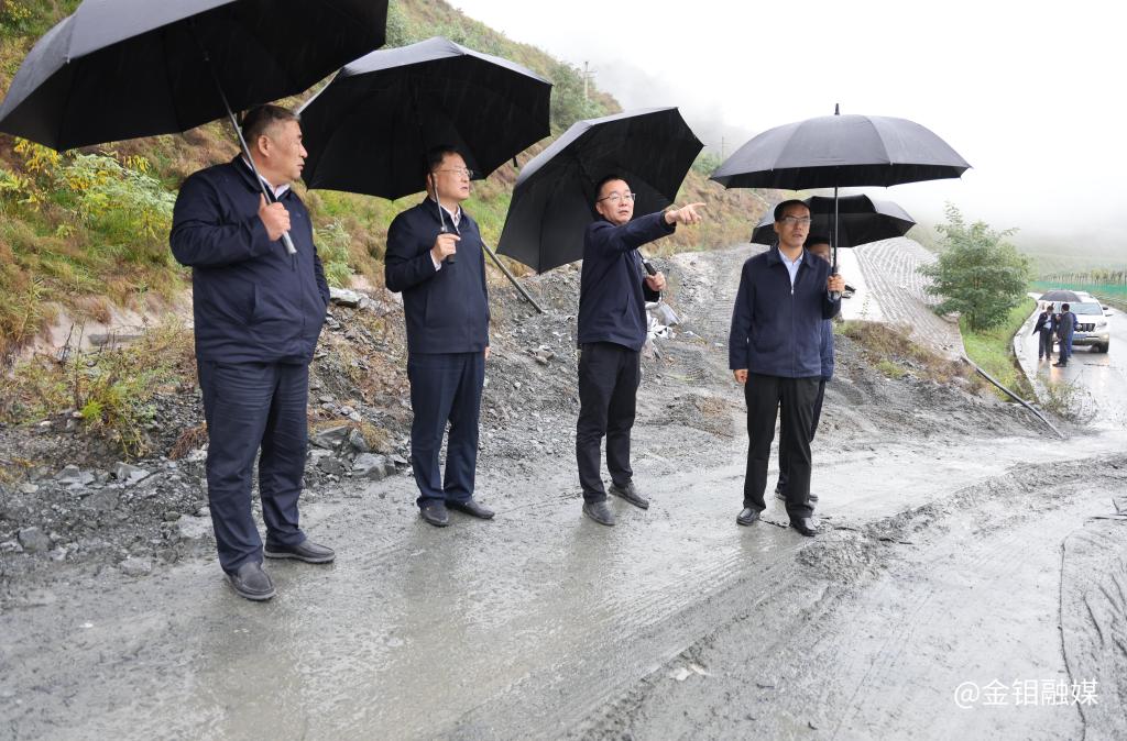 20251012-严平深入金堆矿区指导防汛工作强调：筑牢安全堤坝 守护民生温度 (3)(1).jpg