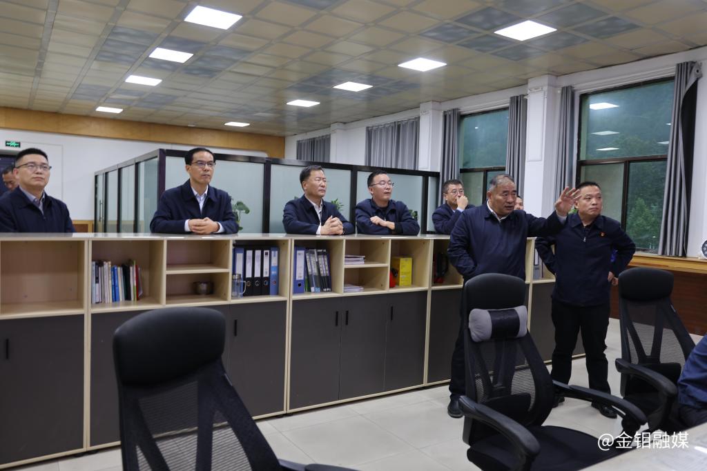 20251012-严平深入金堆矿区指导防汛工作强调：筑牢安全堤坝 守护民生温度 (8).JPG
