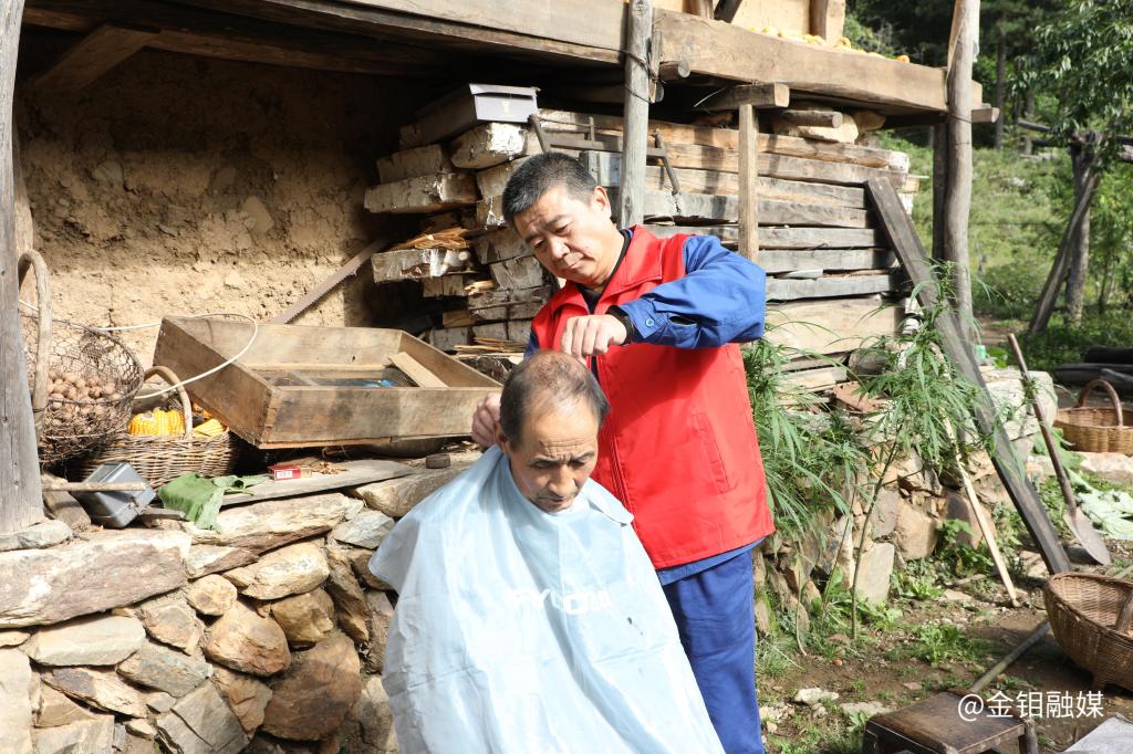 20230801-驻村办实事 锦旗表谢意 (5).JPG