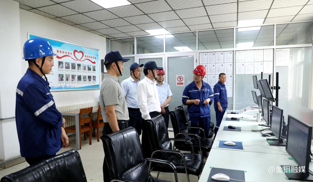 20250709-金钼集团副总经理脱志明深入金钼股份金属分公司一线 聚焦安全与发展2.JPG