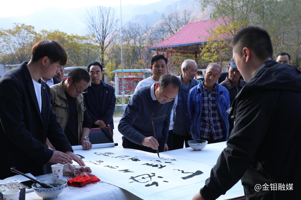 20231027-企业“送书 送讲”进乡村 (1).JPG