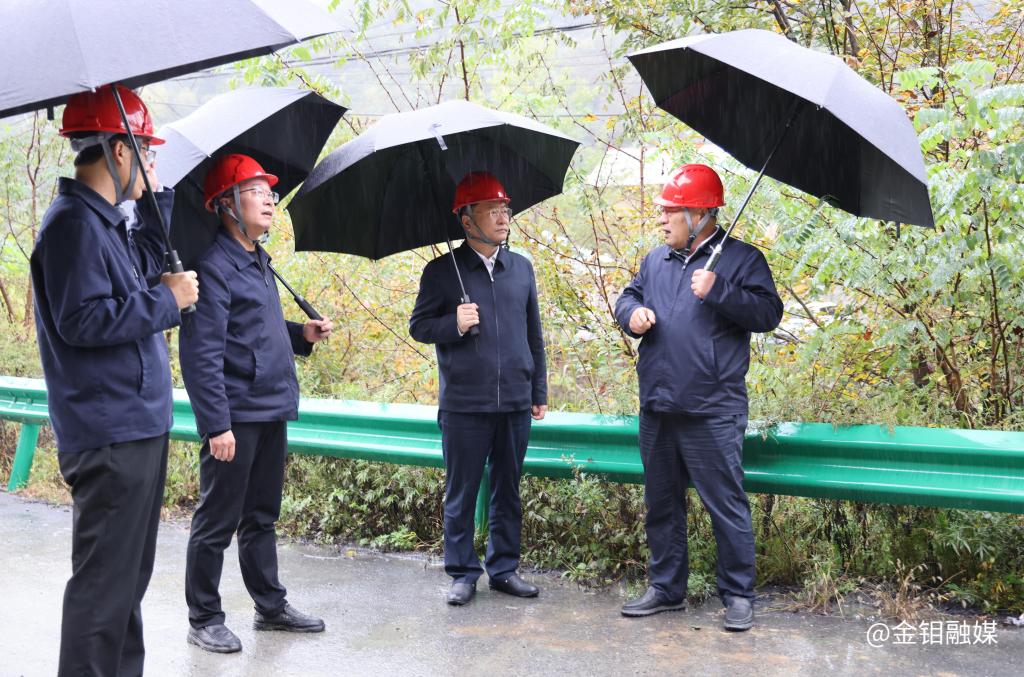 20251012-严平深入金堆矿区指导防汛工作强调：筑牢安全堤坝 守护民生温度 (2)(1).jpg