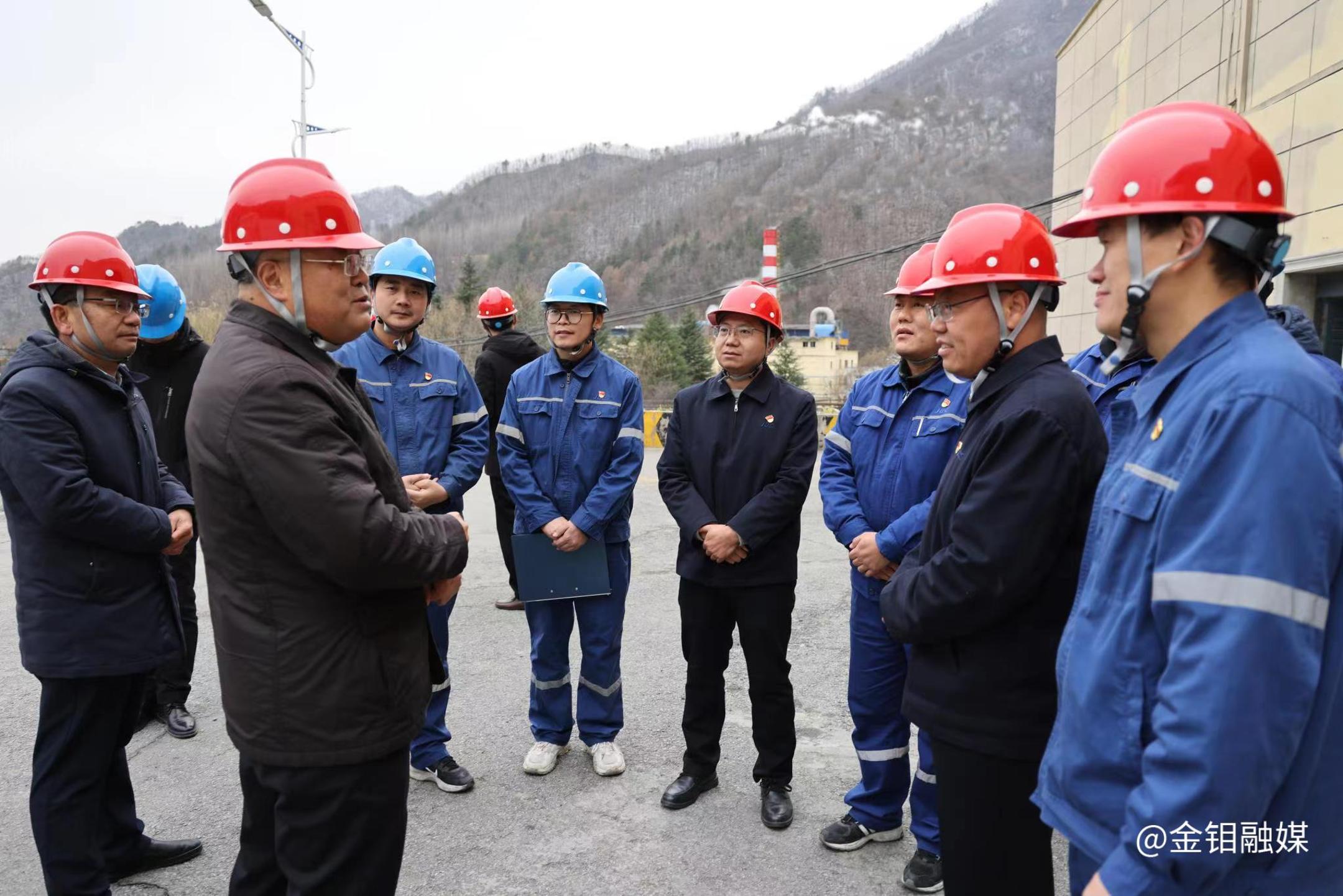 20221206-柳晓峰与青年干部亲切交谈1.jpg 20221206-柳晓峰与青年干部亲切交谈1.jpg