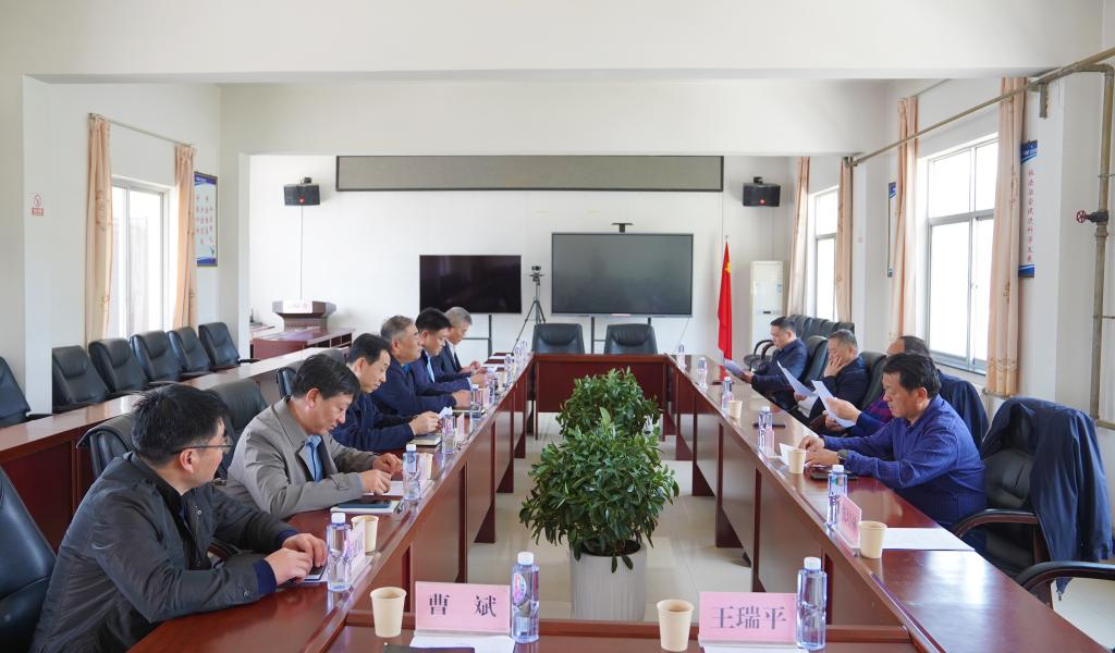 20250409-陕西有色金属集团外部董事一行到五洲矿业公司调研 (3).jpg 20250409-陕西有色金属集团外部董事一行到五洲矿业公司调研 (3).jpg